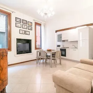 Casa Delle Botteghe Italia